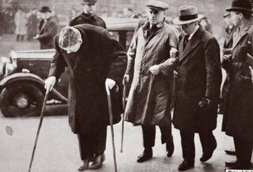 Aquellos menos capaces de caminar evitando las multitudes fuera de Westminster Hall, durante la capilla ardiente de Jorge V, 1936